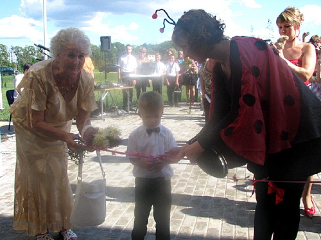Laipni verot durvis katram, 20. augustā atklāta Rundāles novada bērnudārza «Mārpuķīte» nesen uzceltā ēka. Lenti pārgriezt bija uzaicināta Saulaines bērnudārza pirmā vadītāja Ārija Lepse ar mazdēliņu. 
Autors: Vilnis Auzāns