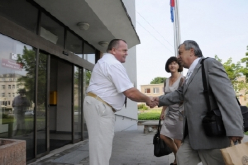 Bauskas novada domes priekšsēdētājs Valdis Veips 23. jūlijā  pie novada domes ēkas sagaida Nāhodas pilsētas delegāciju.
Autors: No «Bauskas Dzīves» arhīva.