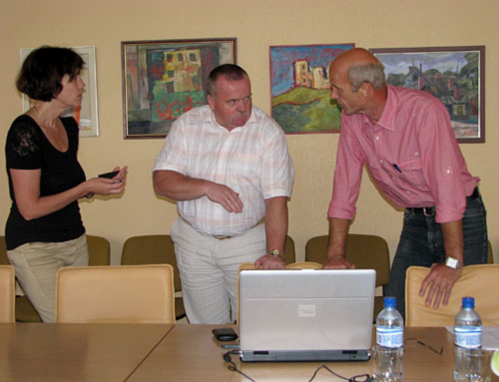 Attīstības un plānošanas nodaļas vadītāja Ilze Tijone un nodaļas galvenais speciālists Jānis Feldmanis pārliecina novada domes priekšsēdētāju Valdi Veipu (centrā) par nepieciešamību izveidot novada administrācijā jaunas amata vietas. 
Autors: Vilnis Auzāns