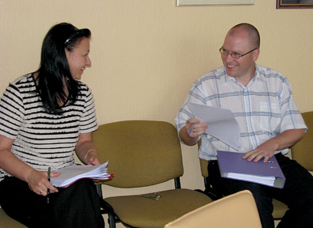 Pirms vēstīt finanšu komitejas deputātiem par grozījumiem novada budžetā, ekonomists Aigars Vērmanis apspriežas ar juristi Evitu Grigorjevu. 
Autors: Vilnis Auzāns