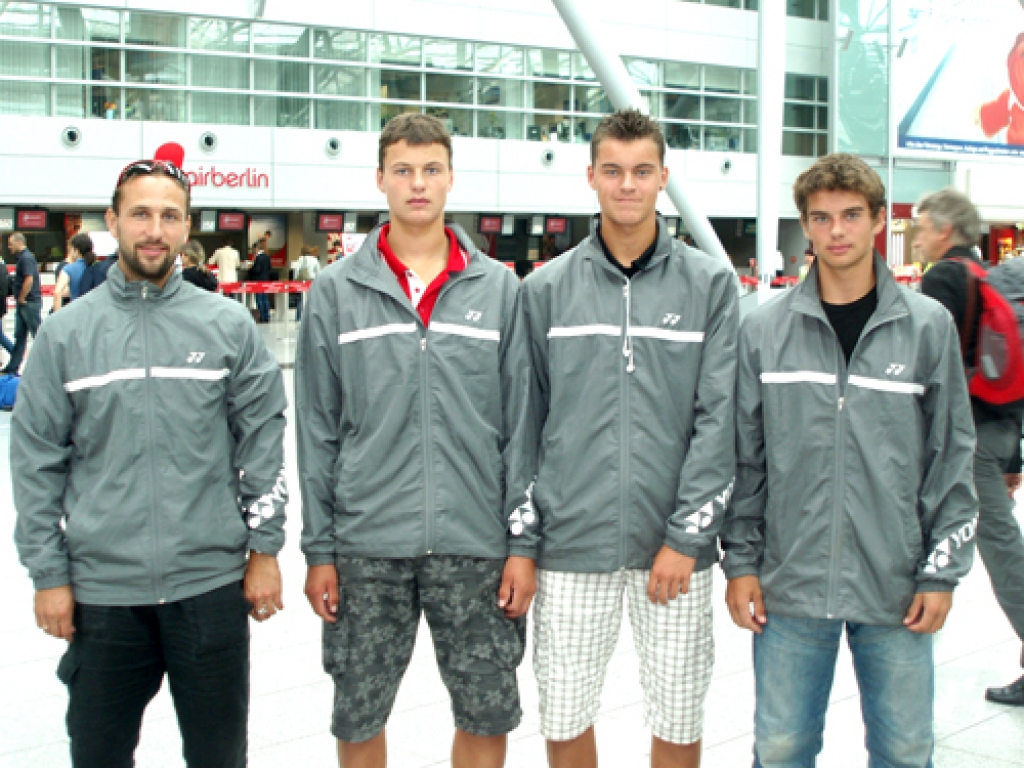 Latvijas U-16 vecuma grupas izlases vadītājs Roberts Gūtmanis (no kreisās) kopā ar Eiropas sesto labāko komandu – Jāni un Mārtiņu Podžiem, Iļju Fomkinu. 
Autors: No albuma.