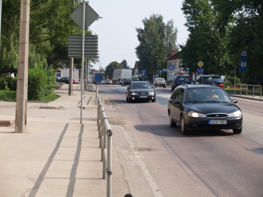 Bedres uz Iecavas galvenās ielas atjaunojas atkal un atkal, nule saremontēta visbiežāk apbraucamā iepretī kultūras namam.
Autors: Madara Ērgle