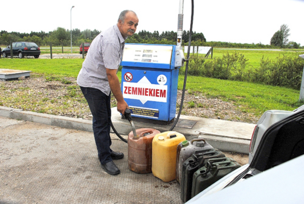 Aivars Duberis, Kurmenes pagasta zemnieku saimniecības «Alkšņi» īpašnieks, ar iespēju iegādāties degvielu bez akcīzes nodokļa ir apmierināts.
Autors: no «Bauskas Dzīves» arhīva