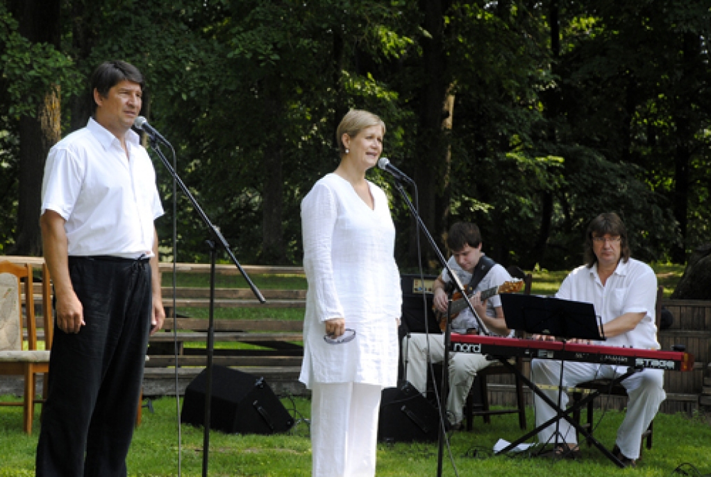 Zem kokiem, kuri pieredzējuši dzejnieku Vili Plūdoni un viņa bērnus te staigājam, skanēja Jāņa Lūsēna mūzikā iedzīvinātas viņa vārsmas.
Autors: Ivars Bogdanovs