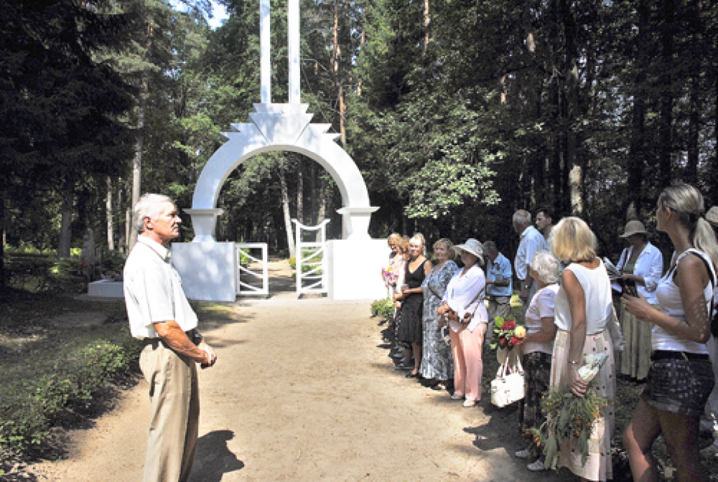 Vārtu veidols Plūdoņa kapos atjaunots, sākot no zvana torņa jumtiņa.
Autors: Ivars Bogdanovs