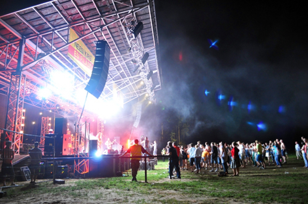 Rokfestivāla «Pīlādzis» organizators Ēriks Pīlādzis atzīst: «Pats biju pārsteigts par to, cik labi skatuve izskatījās un skanēja.» Uzņēmējam vienīgi žēl, ka fantastisko šovu izbaudīja krietni mazāk apmeklētāju nekā plānots.
Autors: Guntis Ērglis