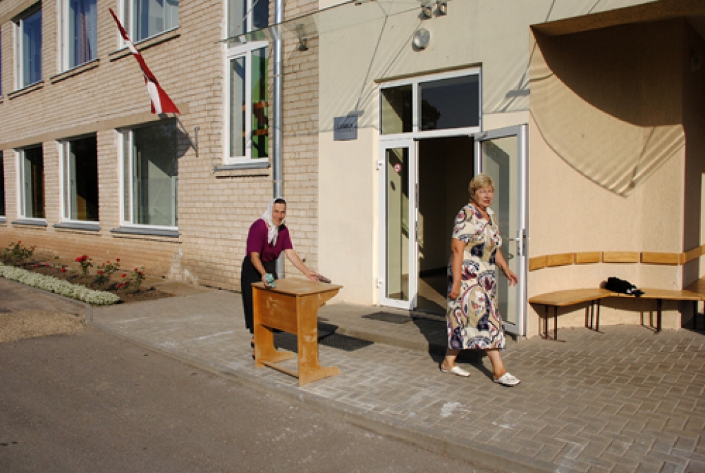 Jevdokija Šemota atjauno skolas solus, pedagoģe Mairita Ostrovska steidz kārtot metodiskos materiālus. 
Autors: Ivars Bogdanovs