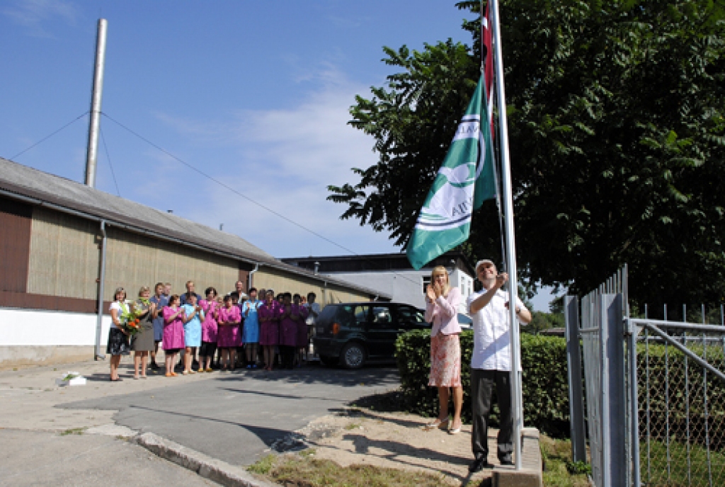 Skanot aplausiem un klātesot  biedrības «Mārketinga padome» vadītājai  Ingūnai Gulbei, SIA «Kronis» valdes loceklis Aivars Svarenieks paceļ mastā «Kvalitātes karogu».
Autors: Ivars Bogdanovs