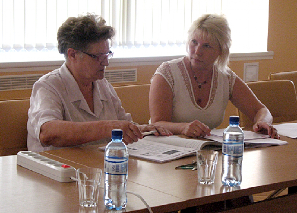 Bauskas novada Izglītības pārvaldes vadītāja Aija Spriņķe novada domes priekšsēdētājas vietniecei Ārijai Gailei skaidro, ka 2011. gada rudenī visiem pilsētas bērniem būs iespēja apmeklēt bērnudārzus.
Autors: Vilnis Auzāns