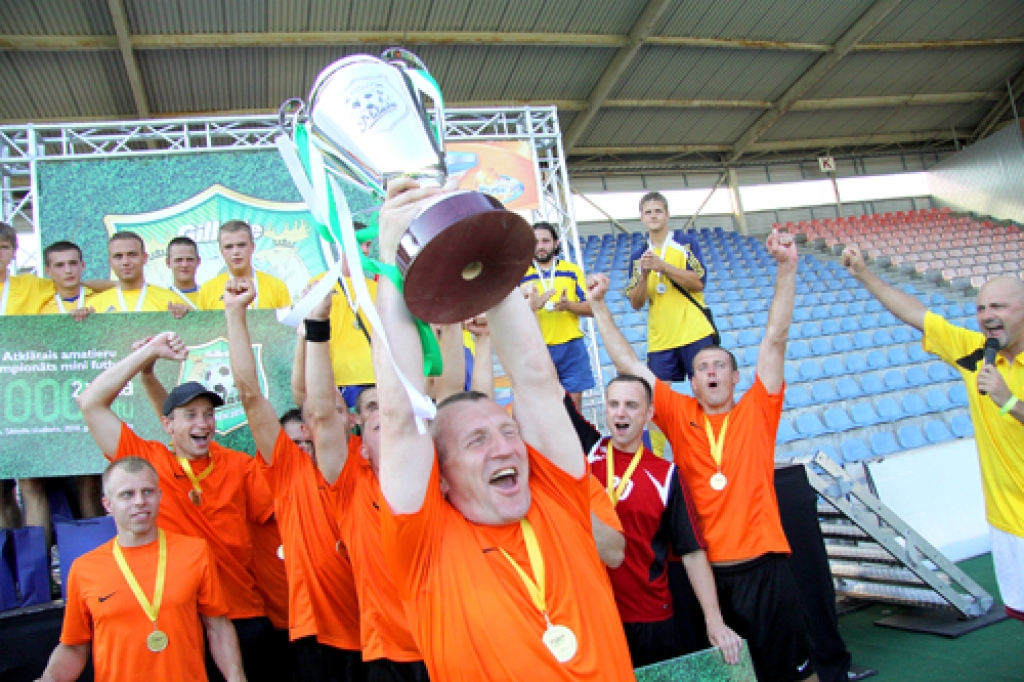 Uzvaru atklātajā amatieru čempionātā minifutbolā «Mītava open» izcīnījusi Bauskas novada komanda «Rainis». 
Autors: Agris Samcovs, zz.lv