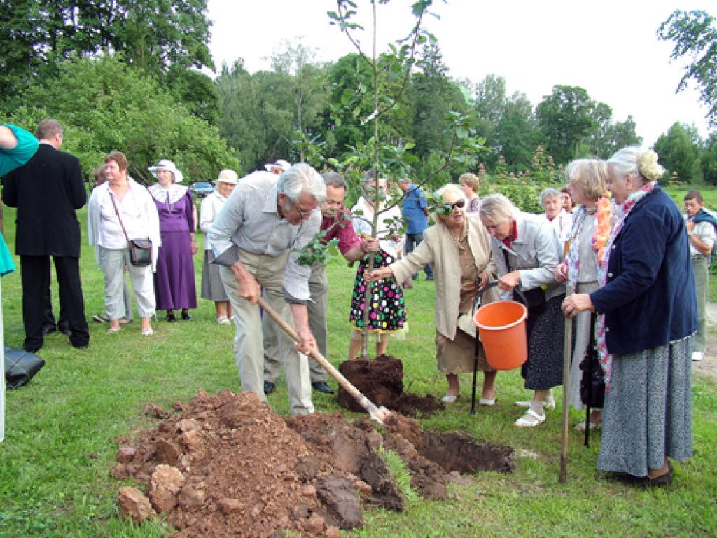 Latvijas Nacionālā teātra aktieru trīs paaudžu pārstāvji 5. augustā Valles pagasta muzeja «Zvanītāju Bukas» dārzā, atzīmējot aktiera un režisora Alfrēda Amtmaņa-Briedīša 125 gadu jubileju un muzeja 25. gadskārtu, iedēstīja vietējā zemnieku saimniecībā «Dzērves» audzētas ābelītes. 
Autors: Žanna Zālīte