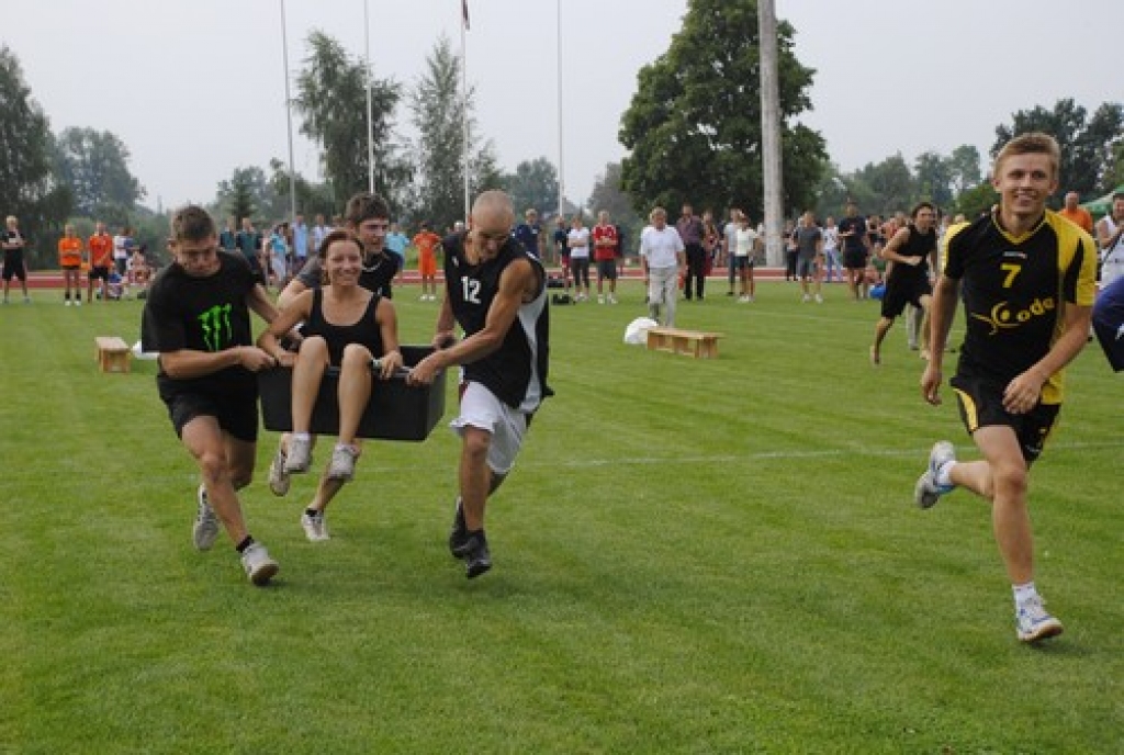 Lielā stafete ar mazāk sportiskiem, bet gan vairāk atraktīviem elementiem bija sava veida iesildīšanās pirms īstajām cīņām par medaļām. Sešiem katras komandas pārstāvjiem vajadzēja izpildīt savu uzdevumu, piemēram, lēkt maisā, puišiem pārnest meiteni, kas iesēdusies vanniņā, un finišēt pārvietojoties ar īpašu bumbu. 
Autors: Juris Iļņickis