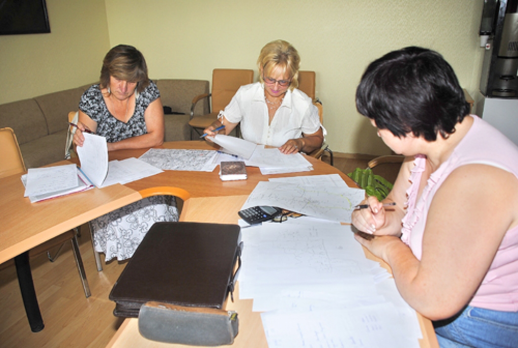 Pedagoģes Gunta Šurna (no kreisās), Gunta Novika un Anda Liškauska, salīdzinot novada karti ar skolēnu sarakstu, plāno, cikos un kur jāpiestāj autobusam, lai bērni nenokavētu stundas.
Autors: Juris Iļņickis