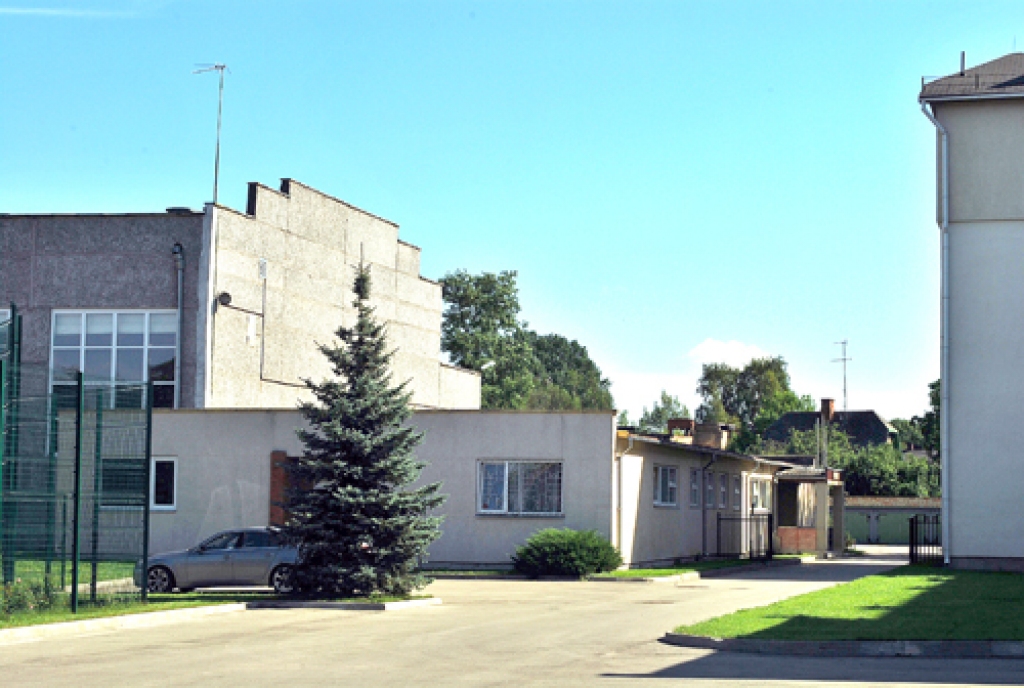 Ja tiks realizēts sporta nama «Mēmele» rekonstrukcijas projekts, tad otrā stāva līmenī būs pāreja no skolas puses. Piebūvei būs divi stāvi ar skatu no lodžijas uz futbola stadiona pusi. 
Autors: Uldis Varnevičs