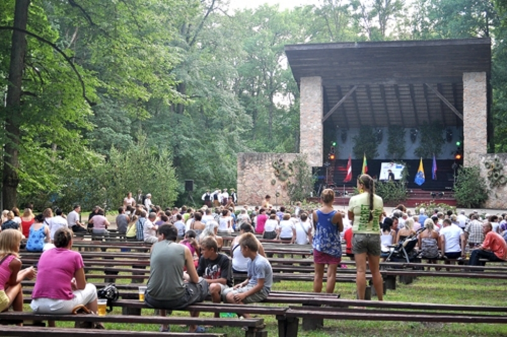 Parka estrāde Iecavā, iecienītākā brīvdabas sarīkojumu vieta novadā, pēc ikgadējiem Ziedu svētkiem beidzot sagaidījusi rekonstrukciju.
Autors: No «Bauskas Dzīves» arhīva.