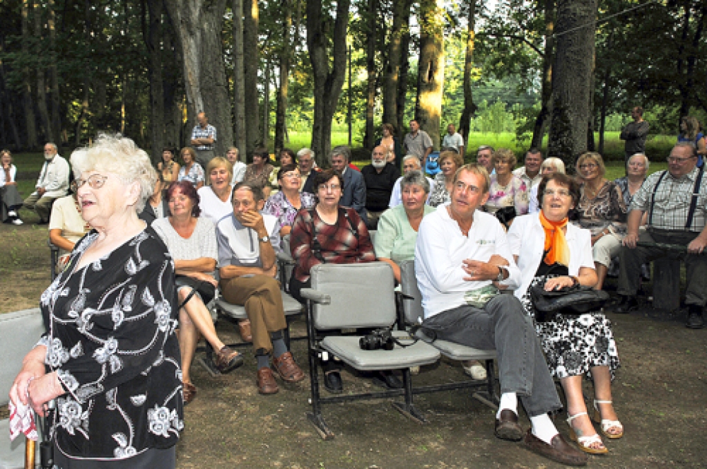 Novadnieku saietā Budbergā godināja cilvēkus, ar kuriem lepojas Brunavas pagasts. Viņu vidū ir arī Laimdota Mustermane (no kreisās) un pavārmākslas meistars Mārtiņš Rītiņš.
Autors: Juris Iļņickis