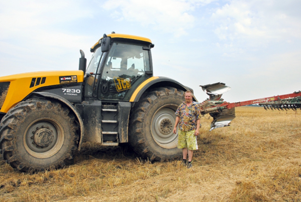 Ar jauno «JCB» firmas traktoru strādā traktorists Jānis Lazdiņš. 
Autors: Juris Iļņickis