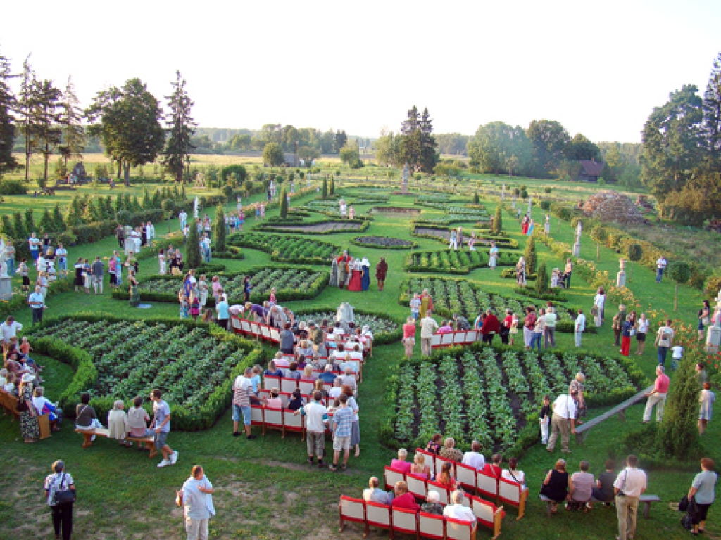 Renesanses svētki Bruknā notika jau ceturto reizi. Ideja radās 2007. gadā, kad Kalna svētību kopiena projektu konkursā saņēma finansējumu un teritorijā izveidoja renesanses stila dārziņu, kura dekoratīvos, simetriskos laukumus veido dārzāju un garšaugu dekoratīvi stādījumi.
Autors: Juris Kālis