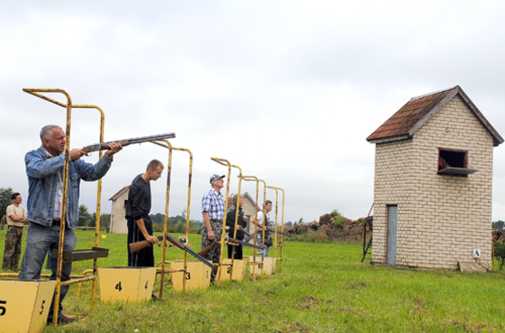 Sacensības sportingā. Pirmais no kreisās – Vitauts Krots no Bārbeles mednieku kolektīva.
Autors: Juris Iļņickis