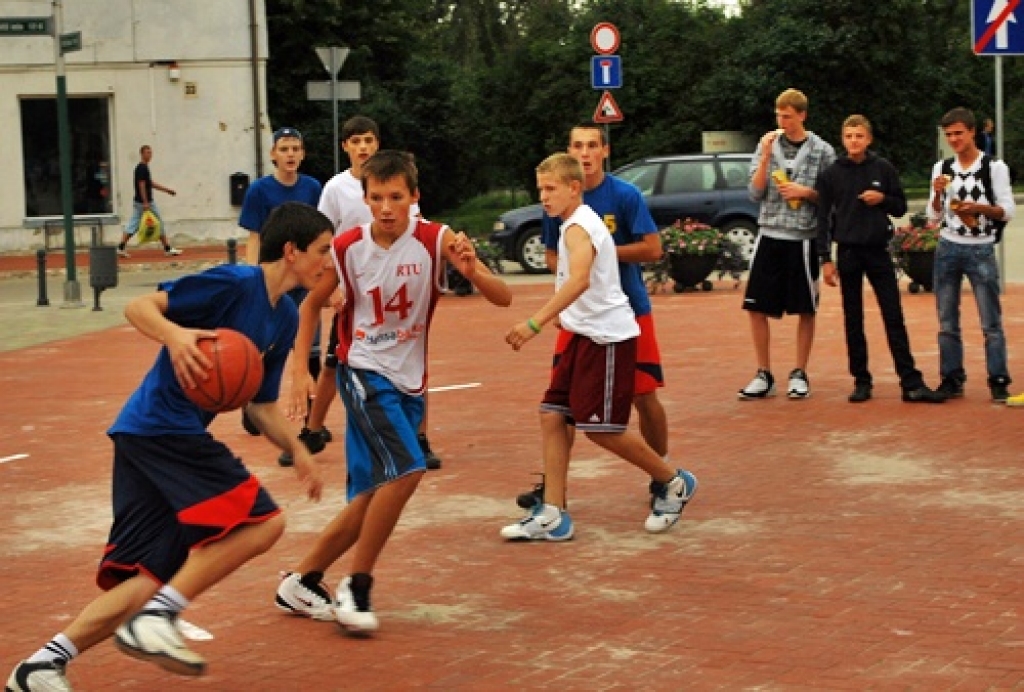 Bauskā 27. augustā risinājās viens no 60 «Ghetto Basket» organizētā turnīra plašākajiem reģionālajiem posmiem Latvijā. Piedalījās 22 komandas pieaugušo grupā un piecas vienības 1995. gadā dzimušo un jaunāku spēlētāju grupā. No mūsējiem...
Autors: Uldis Varnevičs