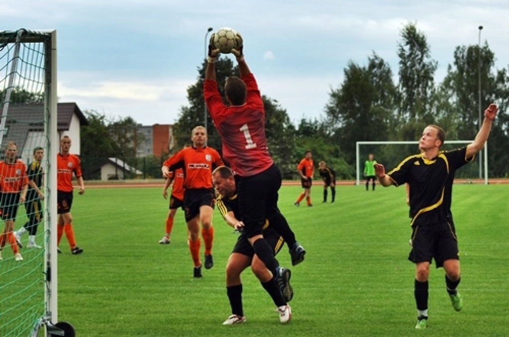 FK «Bauska/Iecava» 22. augustā izstājās no Latvijas kausa izcīņas, ar 0:4 piekāpjoties FK «Valka» komandai. Komanda šogad labi spēlē Latvijas 2. līgas čempionātā Zemgales reģionā, kur nesen pārspēti sīvākie sāncenši FK «Ozolnieki» ar...