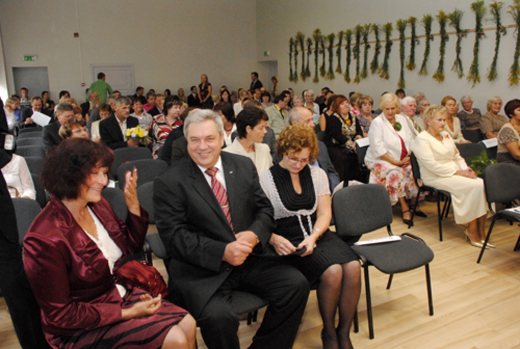 Valles vidusskolas 35 gadu jubilejā jaunais direktors Česlavs Batņa un viņa vadītais kolektīvs saņēma daudz laba vēlējumu, suminājumus un arī stingrus norādījumus – Vallē noteikti jāsaglabā vidusskola. 

Autors: Ivars Bogdanovs