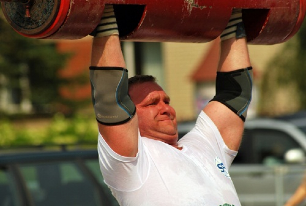 Latvijas Stiprinieku federācijas rīkotās spēkavīru sacensības Bauskā sestdien, 7. augustā, vēroja gan mazi, gan lieli baušķenieki. Sešos dažādos vingrinājumos skatītāji juta līdzi septiņiem censoņiem, viņu vidū bija arī rundālietis Jānis...
Autors: Uldis Varnevičs