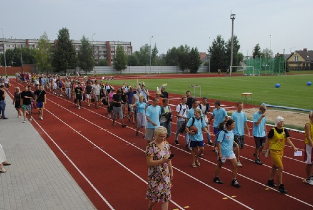 Bauskas novada svētku sportiskā daļa sestdien, 7. augstā, pulcināja visu četru novadu pārstāvjus. Sporta spēļu atklāšanas parādē izteiksmīgākie bija Ceraukstes pagasta ļaudis, kurus varēja labi pamanīt, jo visiem bija galvas rotas ar garām...
Autors: Juris Iļņickis