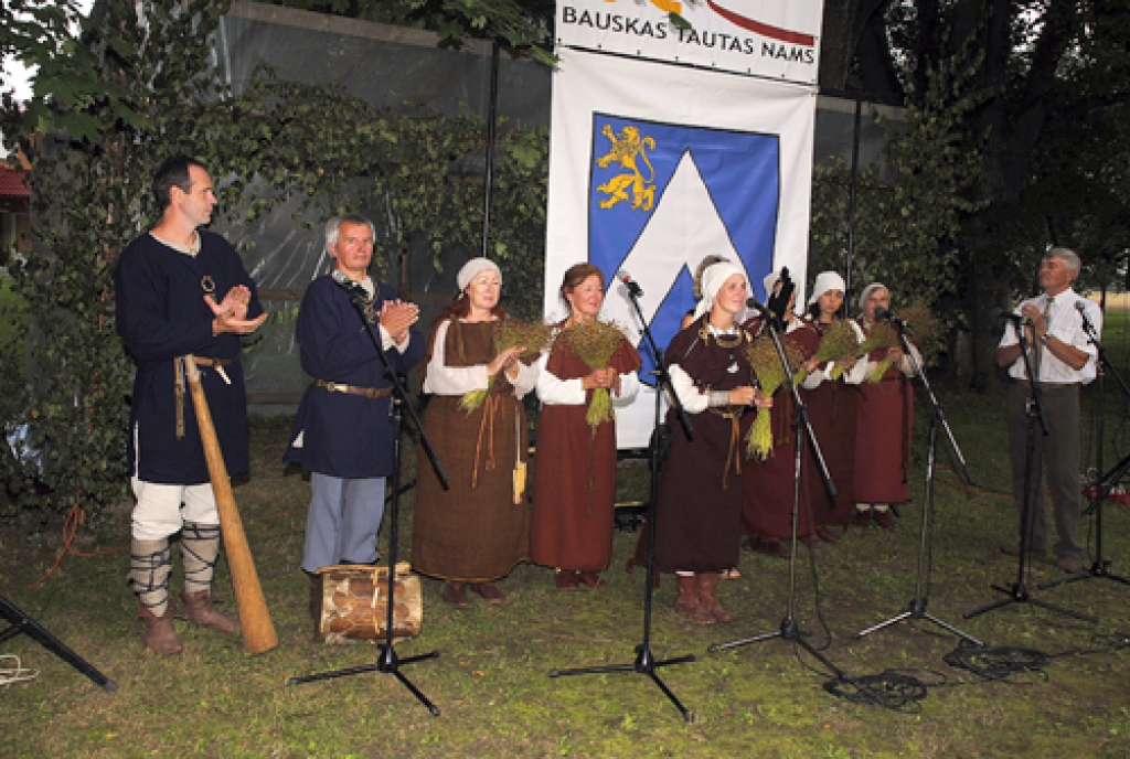 «Ir tāds sens ticējums, ja svētkus iesāk svinēt pirmdienā, tad tie turpināsies visu nedēļu. Tā arī būs,» šādus vārdus sanākušajiem, atklājot Bauskas novada svētku svinības Ceraukstē, pirmdien, 2. augustā, teica pagasta pārvaldes vadītājs...
Autors: Juris Iļņickis