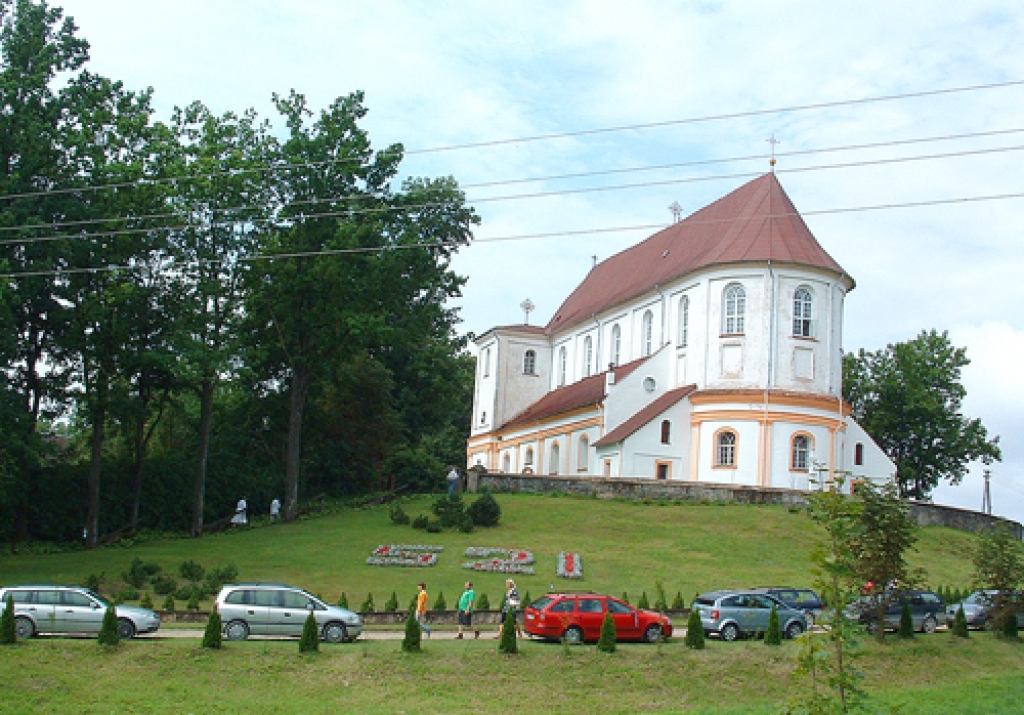 Izskanējuši Kanepenes svētki Vecumnieku novada Skaistkalnē. Tie aizsākās sestdien, 31. jūlijā, ar svecīšu iedegšanu ciema ielās un pakalnos un pūtēju orķestra koncertu, un noslēdzās svētdienas, 1. augusta, vakarā ar pamatīgu lietu,...