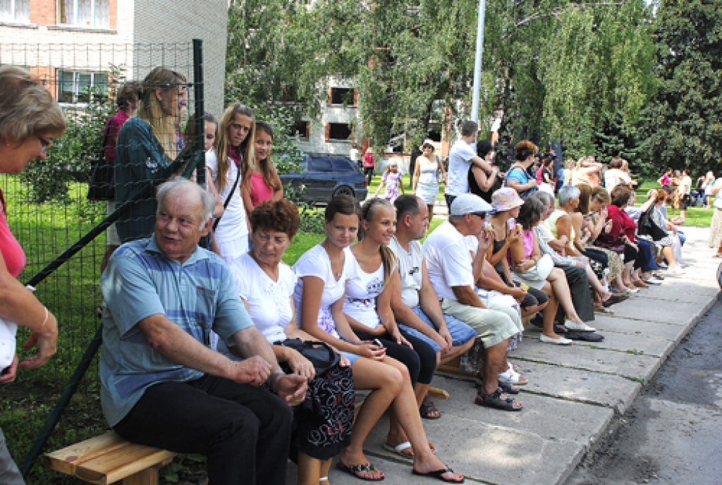 Bauskas novada svētku koncerts 1. augustā notika Gailīšu pagastā. Uzstājās daudzi vieskolektīvi – Bauskas tautas nama «Biguļi» un «Mēmele», «Jandāls», līnijdeju grupa «Hot Boots», konkursa «Bauskas balsis», Īslīces pagasta vokālās studijas...
Autors: Juris Iļņickis