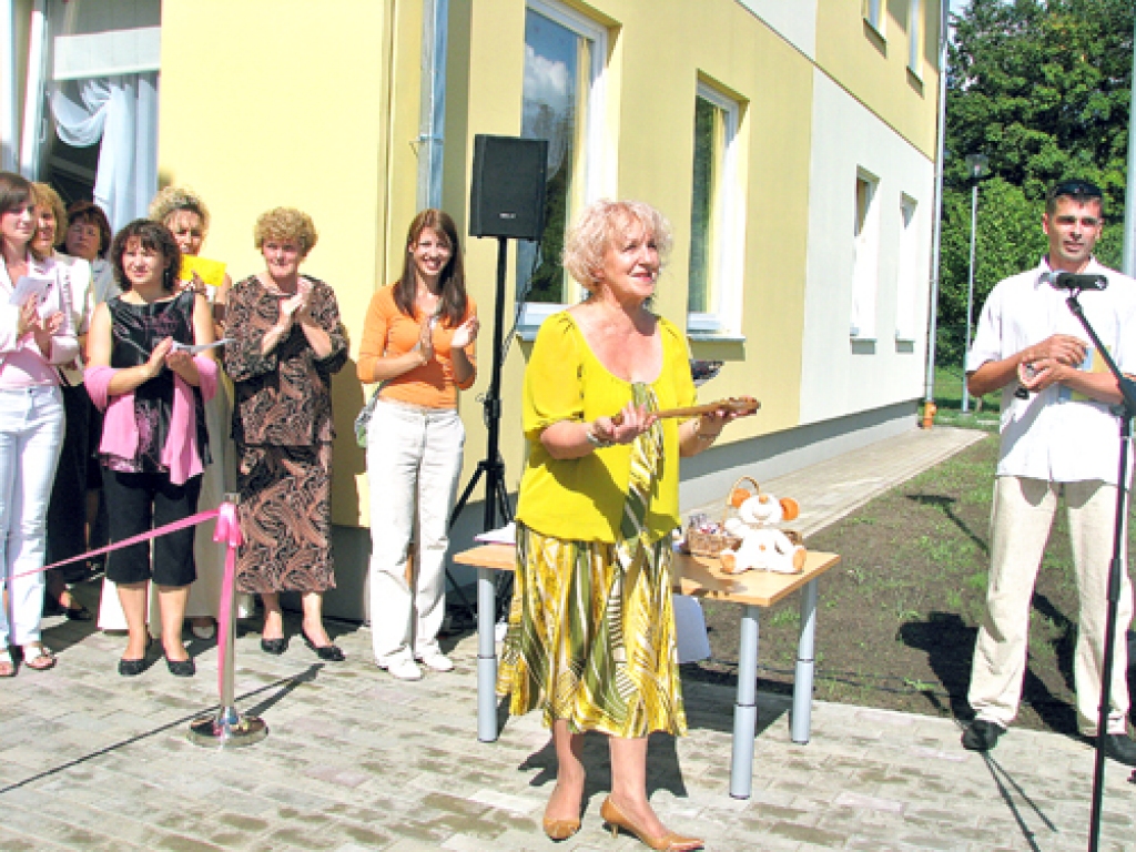 INDRA KONSTANTINOVA, bērnudārza «Mārpuķīte» vadītāja, priecājas par simbolisko jaunceltnes atslēgu, ko viņai pasniedza SIA «Moduls Rīga» pārstāvis.