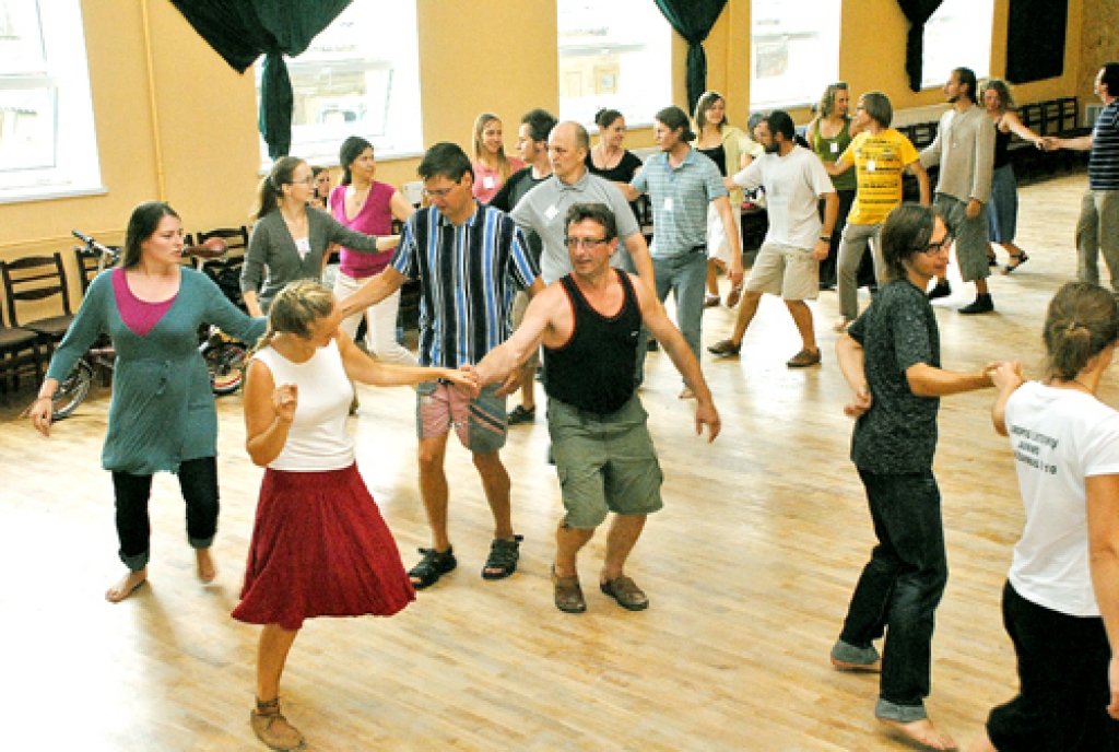 Franču deju soļus Kurmenes kultūras namā apgūst danču nometnes dalībnieki.