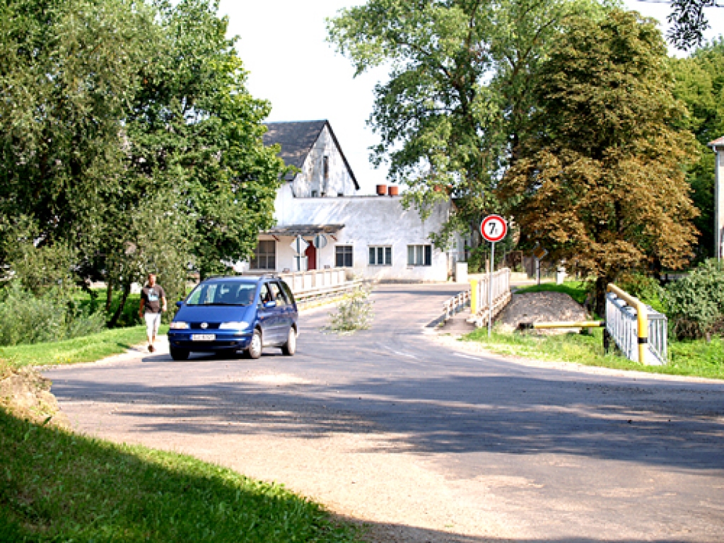 Tilts pār Iecavas upi no Baldones ielas sen gaida remontu – pa tā pusnobrukušajām ietvēm ceļu uz skolu, bērnudārzu un sporta treniņiem mēro bērni un jaunieši, ik pa laikam segumā parādās bedres.