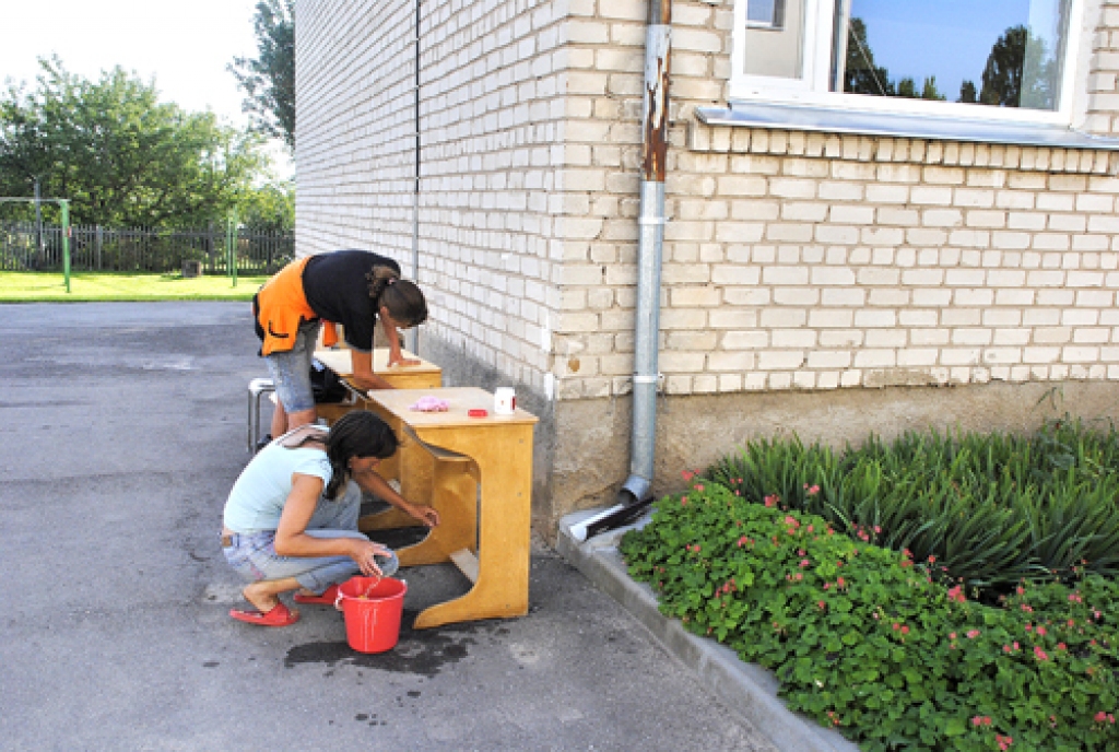 Codes pamatskolā vasarā darbs atrasts strādniecei Vinetai Sniedzei (no kreisās) un Jevgēnijai Sergijenkovai. 