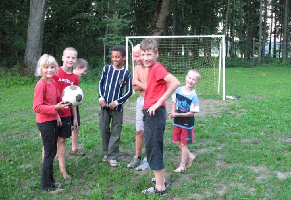 Sporta laukumā, kamēr lielie futbolisti atpūšas, spēlē Ērgļu ciemata visjaunākie sportotāji. 
