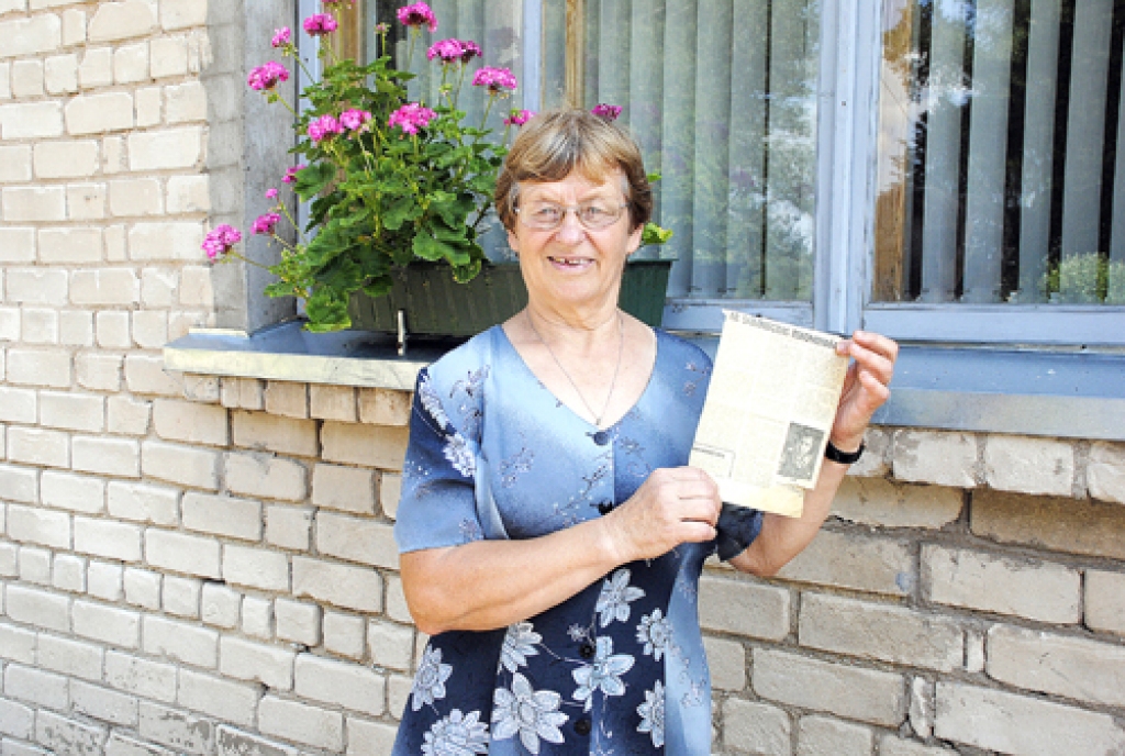 Codiete Anna Spēka ar saglabāto avīzes izgriezumu.