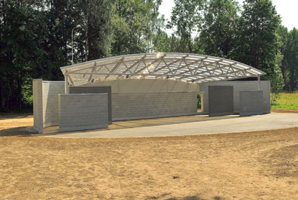 Jaunā brīvdabas estrāde Stelpē gaida māksliniekus.