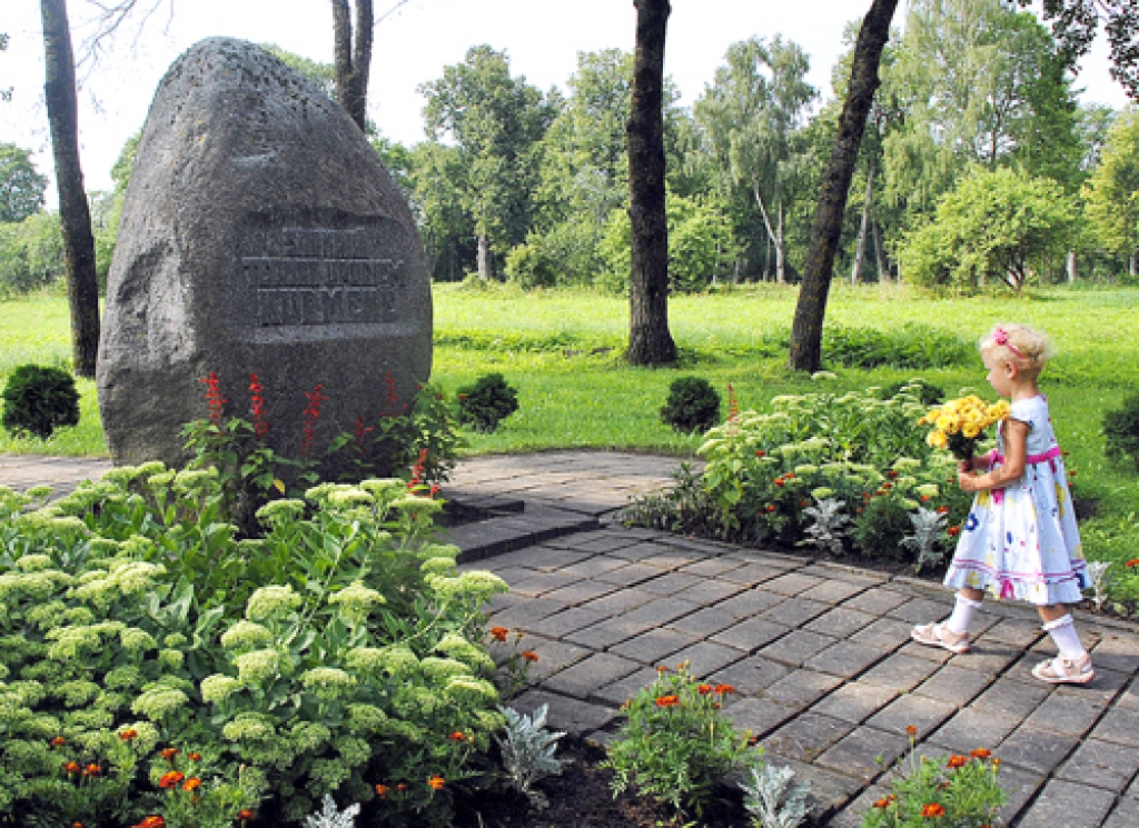 Loreta Kļaviņa, kurmeniešu tikšanās organizatora Jura Sniķera mazmeita, pirmā devās nolikt ziedus, tādējādi simbolizējot paaudžu pēctecību.