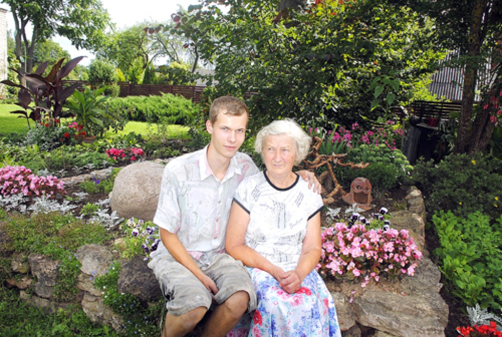 Veltai Stankevičai dārza darbos liels palīgs ir mazdēls Gatis.