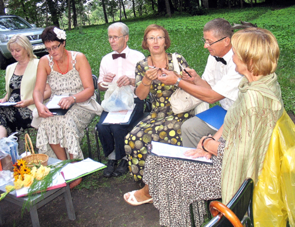 Vecsaules amatieraktieri, izteiksmīgi un asprātīgi improvizējot, pieteica katru uzstāšanos, kas vakaram piešķīra īpašu plūdumu.
