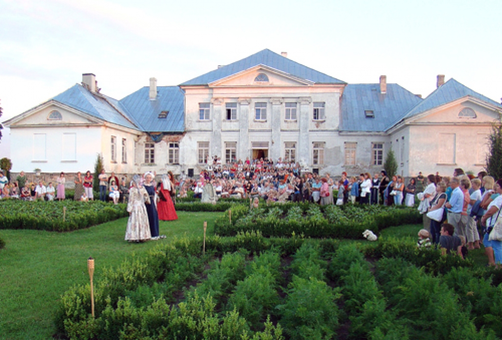 Bruknas muižā svētku programma bija piesātināta un vērsta uz dalībnieku aktīvu iesaistīšanos.