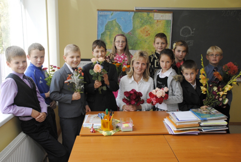 Skolotāja Indra Dulbe ar 4. klases skolēniem.
Autors: Ivars Bogdanovs