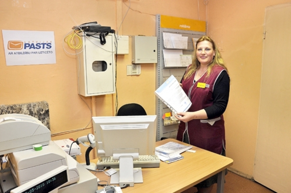 Bērsteles veikala «Līdumnieki» vadītāja Svetlana Vaitkevičus atzīst, ka pusgada laikā jau piemirsies iepriekš pilotprojektā mācītais. Turklāt tirgotavā ir tikai divas darbinieces – vadītāja un pārdevēja, kuras pārmaiņus strādā katra divas dienas. «Jebkurā gadījumā vienam būs jāgaida – vai nu pircējam, vai pasta pakalpojumu gribētājam. Nevaru apkalpot divus vienlaikus,» atzīst Svetlana Vaitkevičus. 
Autors: No «Bauskas Dzīves» arhīva.