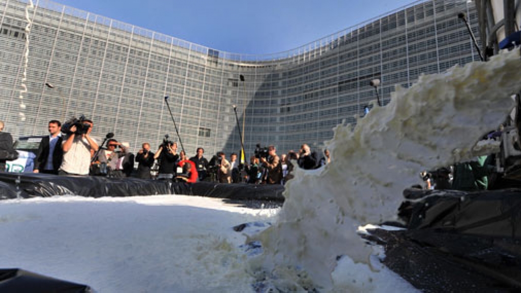 Beļģu piensaimnieki izlej pienu pie Eiropas Parlamenta ēkas Briselē, 21.septembris, 2009.gads.
Autors: tvnet.lv