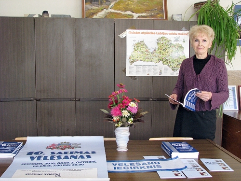 Lilita Spura, Saulaines 354. vēlēšanu iecirkņa komisijas locekle, skaidro, ka cilvēkus visvairāk interesē informācija par deputātu kandidātiem.
Autors: Juris Iļņickis