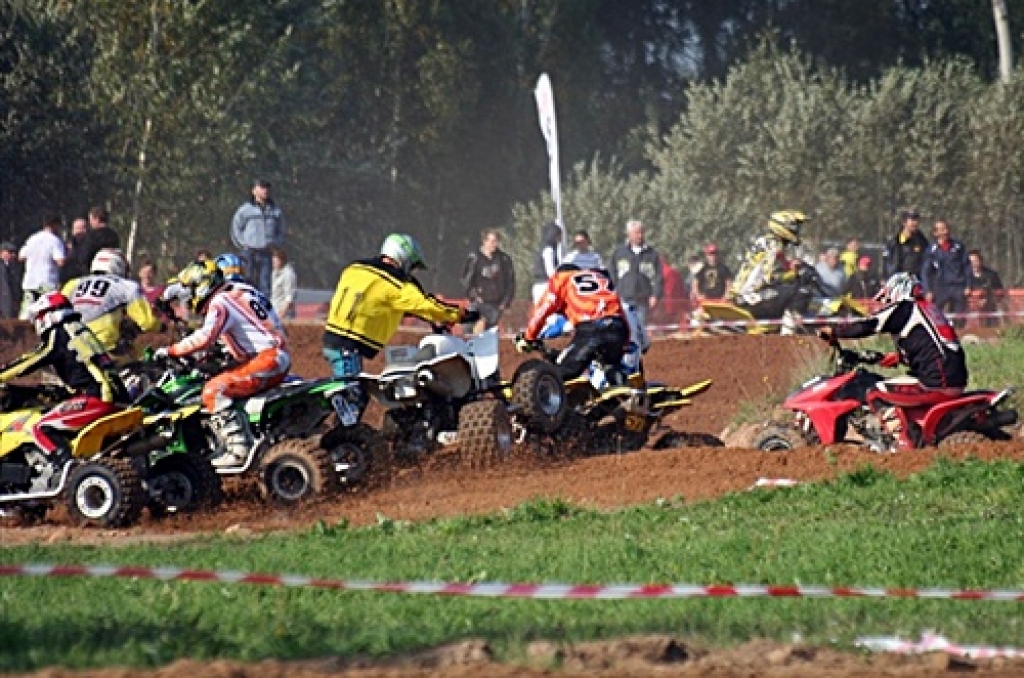 Trasē dodas braucēji ar kvadracikliem. 
Autors: www.motolama.lv