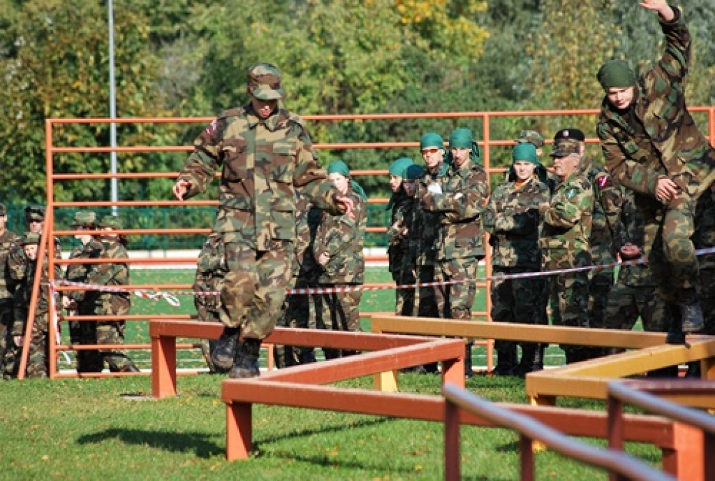 Jaunsargu pirmais pārbaudījums bija NATO standarta šķēršļu joslas pārvarēšana Bauskas 1. vidusskolas teritorijā.
Autors: Uldis Varnevičs