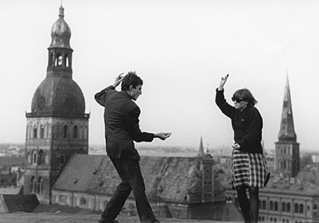 «Deja». Eižens Valpēteris un Tamāra Dobrova uz jumta dejo tvistu, 1965. gads.
Autors: no M. Brašmanes arhīva