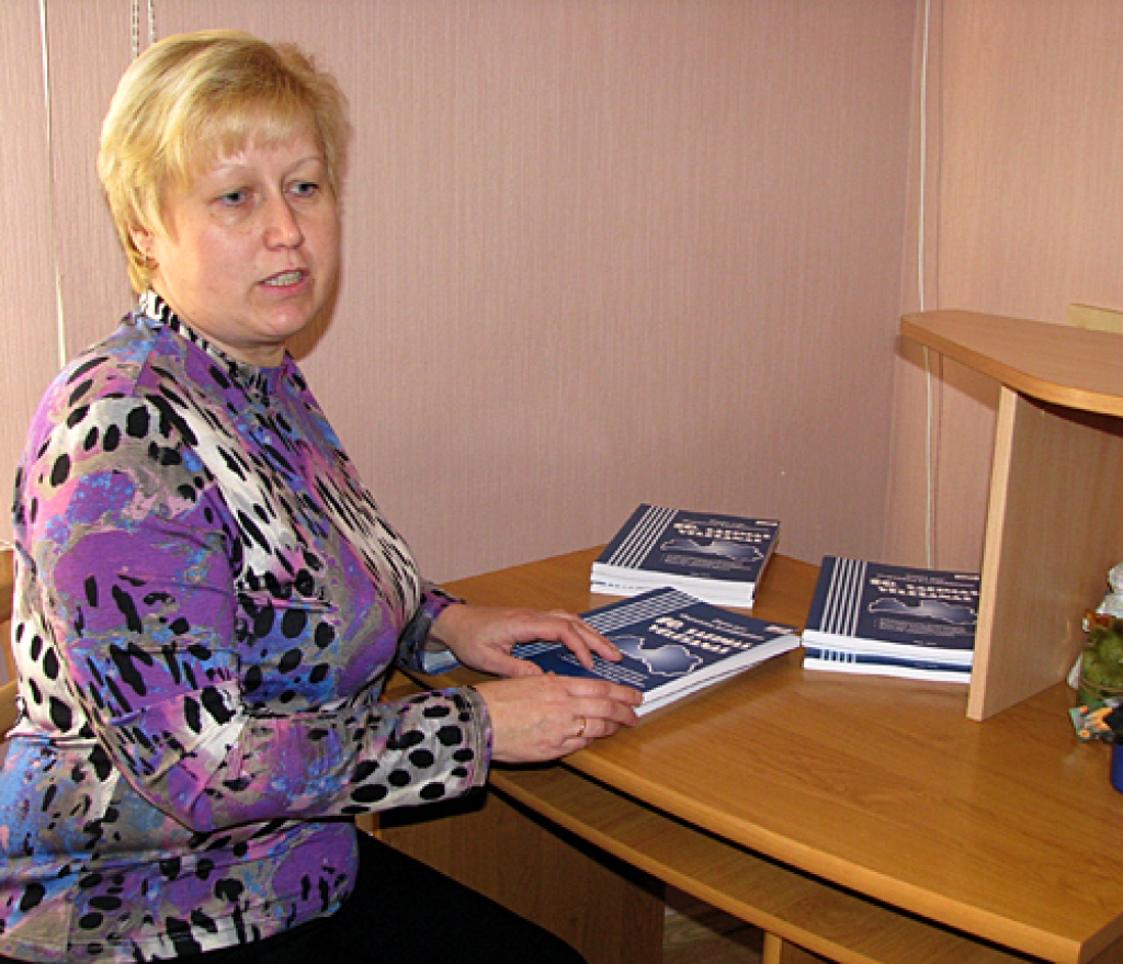 Interesentiem, kas ieradīsies vēlēšanu iecirknī, būs iespēja izlasīt īpašu 10. Saeimas vēlēšanām veltītu bukletu. 25. septembrī iecirknī, kas izveidots Ceraukstes tautas namā, dežurēja Sandra Dervīte. 
Autors: Vilnis Auzāns